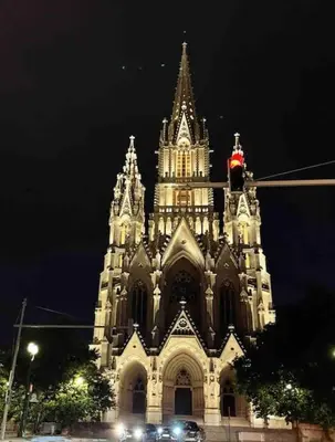 a large cathedral building with a red light at night at studio indépendant sans cuisine - Le coin cosy avec WIFI in Brussels
