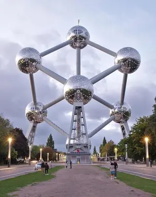 a large metal structure with people standing around it at studio indépendant sans cuisine - Le coin cosy avec WIFI in Brussels