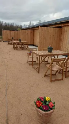 a group of picnic tables and flowers in a courtyard at Juffertje in't groen in Tessenderlo