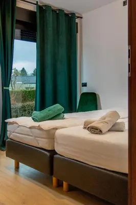 two twin beds in a room with a window at Meerbeek Unwind in Kortenberg