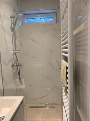 a bathroom with a shower and a sink at Appartement séparé avec parking dans villa in Vilvoorde