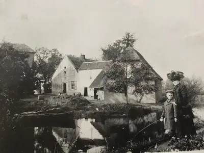 an old photo of two children standing in front of a house at Etablo B&B in Bornem