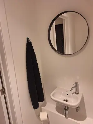 a bathroom with a sink and a mirror at Huis ALNA 5 in Mechelen