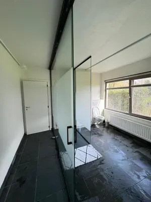 an empty room with a glass door and a window at Vakantiewoning Nieuwdonk in Berlare