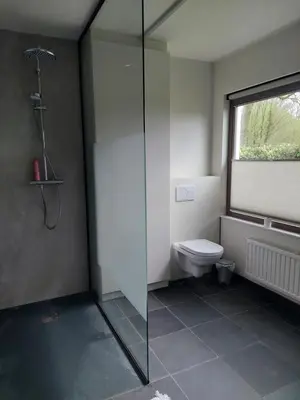 a bathroom with a shower and a toilet at Vakantiewoning Nieuwdonk in Berlare