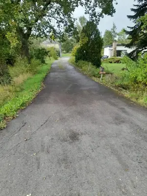 an empty road with a bench on the side at Vakantiewoning Nieuwdonk in Berlare