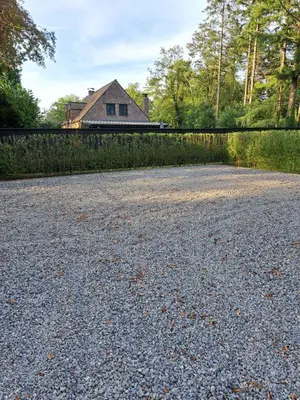 a gravel driveway with a house in the background at Starling in Oud-Turnhout
