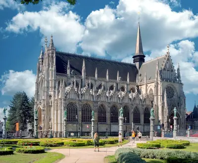 a large cathedral with a spire and a garden at Magnifique appartement au coeur du SABLON ! in Brussels