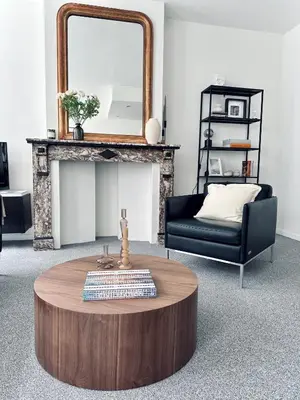 a living room with a coffee table and a mirror at Magnifique appartement au coeur du SABLON ! in Brussels