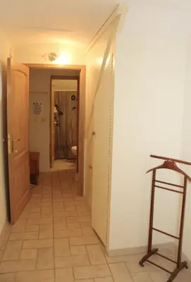 a hallway with a hallway leading to a bathroom at Archimede Guest House in Brussels