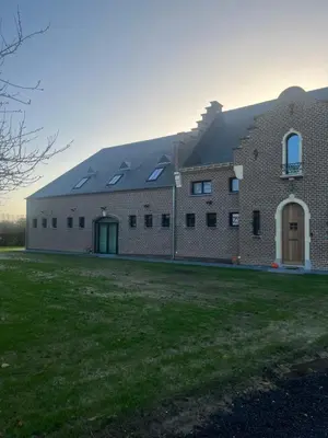 a large brick building with a door and windows at B&B Schaliëndak in Kortenberg