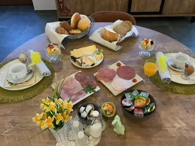 a table with food and plates of food on it at B&B Schaliëndak in Kortenberg