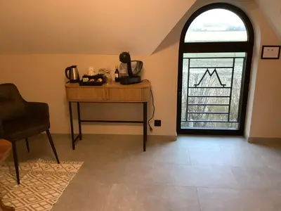 a room with a table and a window with a desk at B&B Schaliëndak in Kortenberg