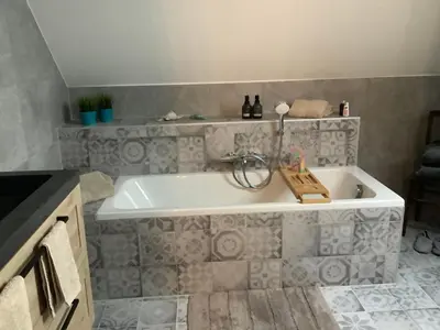 a bathroom with a bath tub in a room at B&B Schaliëndak in Kortenberg
