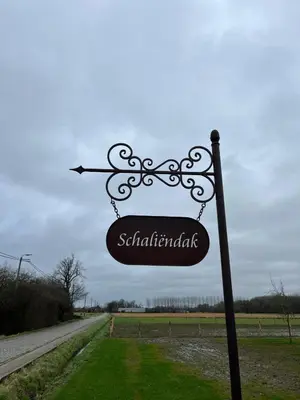 a sign on a pole in the middle of a road at B&B Schaliëndak in Kortenberg