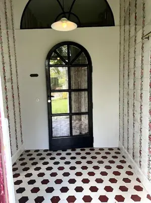 a room with a black door and a window at Charmante maison dans un coin de verdure à Boitsfort in Brussels