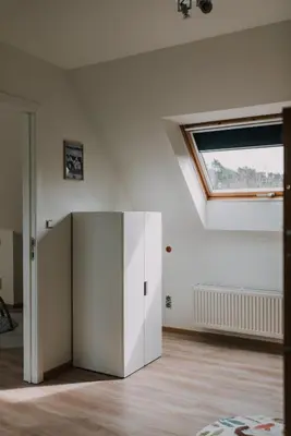 a white cabinet in a room with a window at Vakantiehuis De Bekaf in Stekene