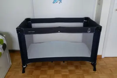 a small black bunk bed in a room at Huis met 4 slaapkamers tussen Antwerpen en Brussel in Rumst