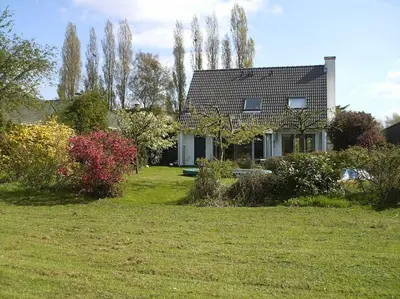 a house with a garden in front of it at Huis met 4 slaapkamers tussen Antwerpen en Brussel in Rumst