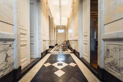 a hallway with a checkered floor in a building at Luxeverblijf B&B het Wevershuis in Herentals