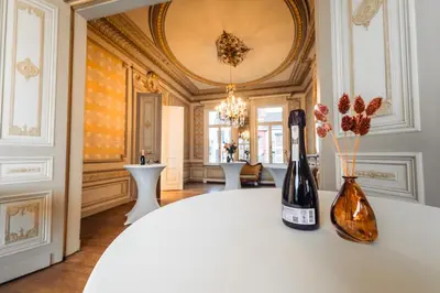 a room with a table with two bottles of wine at Luxeverblijf B&B het Wevershuis in Herentals
