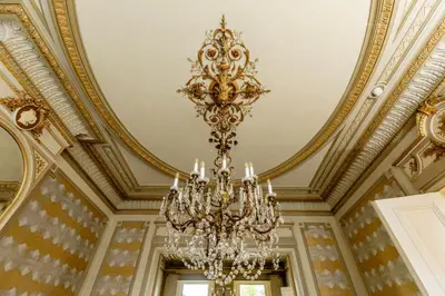 a chandelier hanging from a ceiling in a room at Luxeverblijf B&B het Wevershuis in Herentals