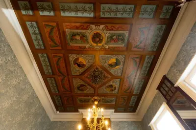 a coffered ceiling with a chandelier in a building at Luxeverblijf B&B het Wevershuis in Herentals