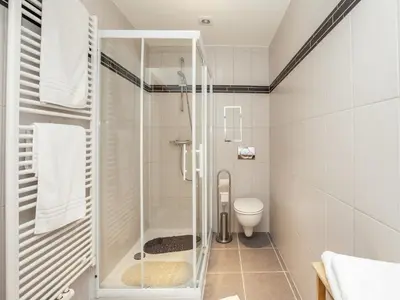 a bathroom with a shower and a toilet at Glabbeek Family Retreat Home in Bunsbeek