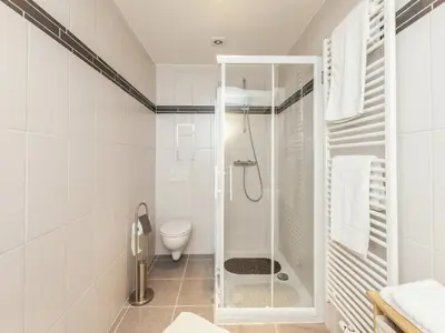 a bathroom with a shower and a toilet at Glabbeek Family Retreat Home in Bunsbeek