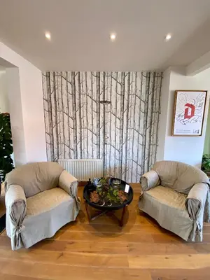 a living room with two couches and a table at Stijlvolle duplex nabij Brussel en luchthaven! in Meise