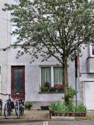 a couple of bikes parked in front of a house at Guesthouse Djulia in Ghent