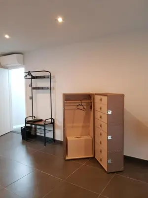 a room with a room with a box and a shelf at B&B De Vlierbeek in Sint-Niklaas