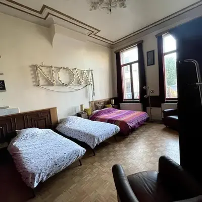Spacy Room in Old Townhouse Relaxed Vibe with LATE Check-out!