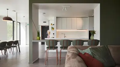 a kitchen and living room with a table and chairs at Vakantiewoning Het Kasterhuis in Wetteren