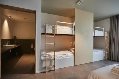 a room with bunk beds and a sink at Vakantiewoning Het Kasterhuis in Wetteren