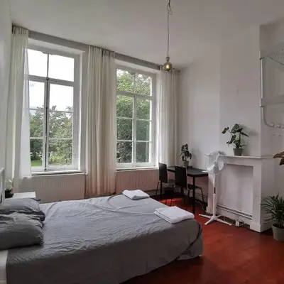 Cozy city centre room with parkview