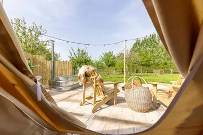 a tent with a picnic table and a basket at Tipi Bo Deluxe in Kaprijke