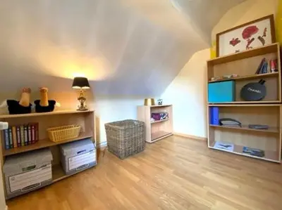 a living room with wooden floors and book shelves at Zonnebos in Kraainem