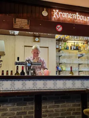 a woman behind the counter of a bar at Welkomhoeve in Grobbendonk
