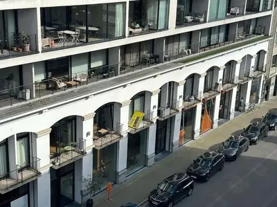a row of cars parked in front of a building at cozy casa d'anvers op een unieke toplocatie in Antwerp