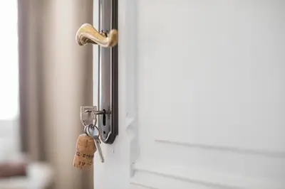 a key hanging from a door handle at Restaurant & Guesthouse Cachet de Cire in Turnhout