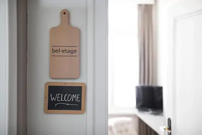 a door with a sign that reads bed advice and welcome at Restaurant & Guesthouse Cachet de Cire in Turnhout