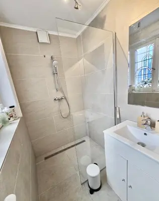 a bathroom with a shower and a sink at Résidence Marianne in Brussels