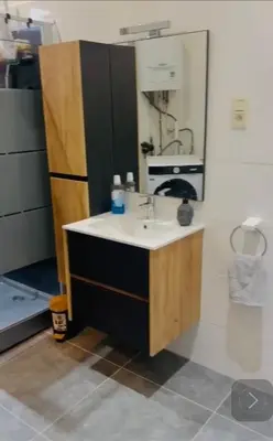 a kitchen with a sink and a mirror at Quarto da Nessa próximo a Louise in Brussels