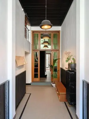 a hallway with a door leading to a room at Art-deco woning Gent in Ghent