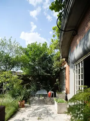 a patio with a table next to a building at Art-deco woning Gent in Ghent