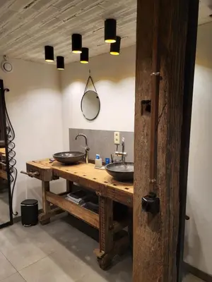 a bathroom with two sinks on a wooden table at Het Horzelend, oase van rust in een fietsparadijs in Retie