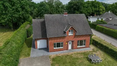 an overhead view of a red brick house with a table at Nethehuis in Kasterlee