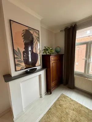 a living room with a picture on the wall at Vakantiewoning Huis 14 in Mechelen
