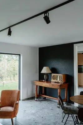 a room with a desk and a table and chairs at De Logé in Oud-Turnhout